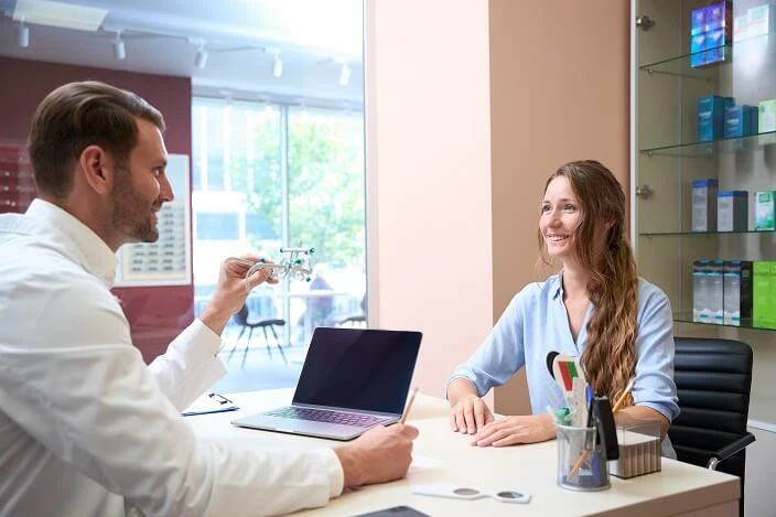 kobieta podczas wizyty u okulisty