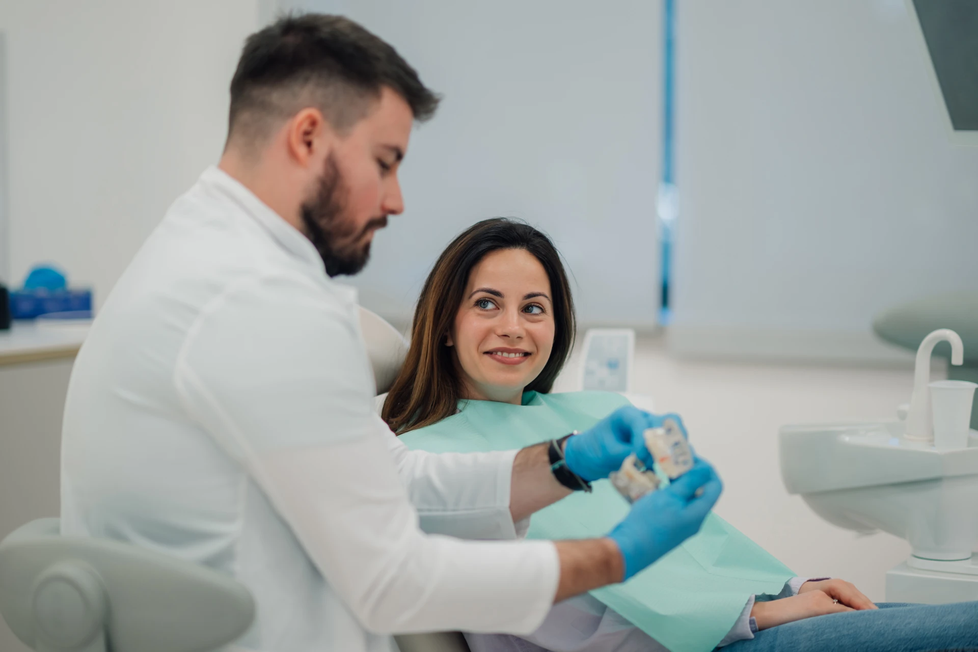 Dentysta objaśnia pacjentce procedurę zakładania licówek