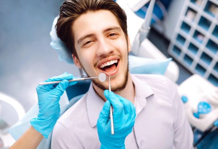 Uśmiechnięty pacjent na fotelu dentystycznym