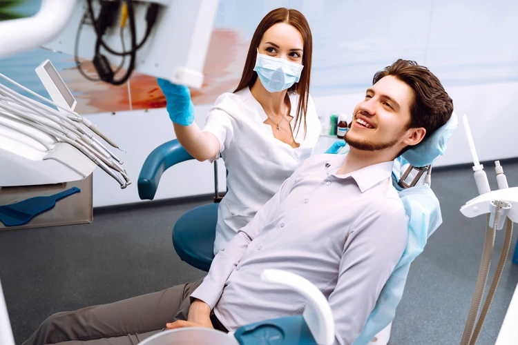 Zadowolony pacjent na fotelu dentystycznym