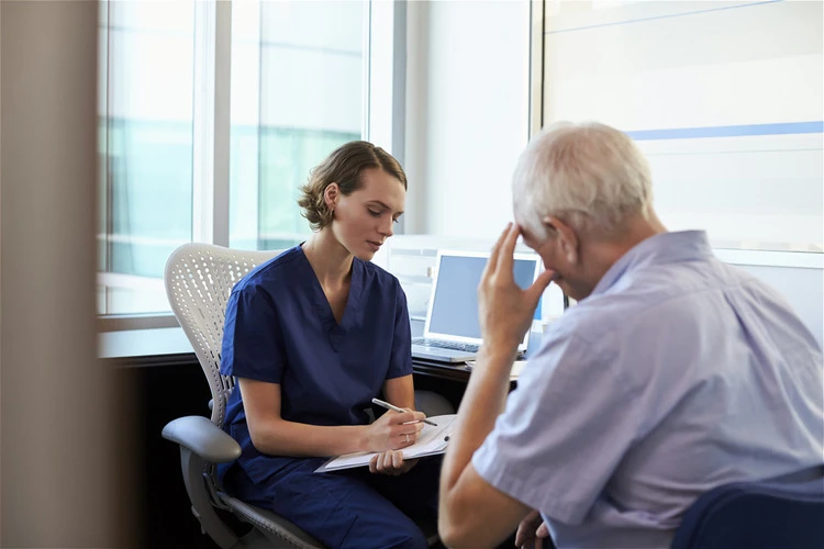 konsultacja lekarska z pacjentem po udarze mózgu