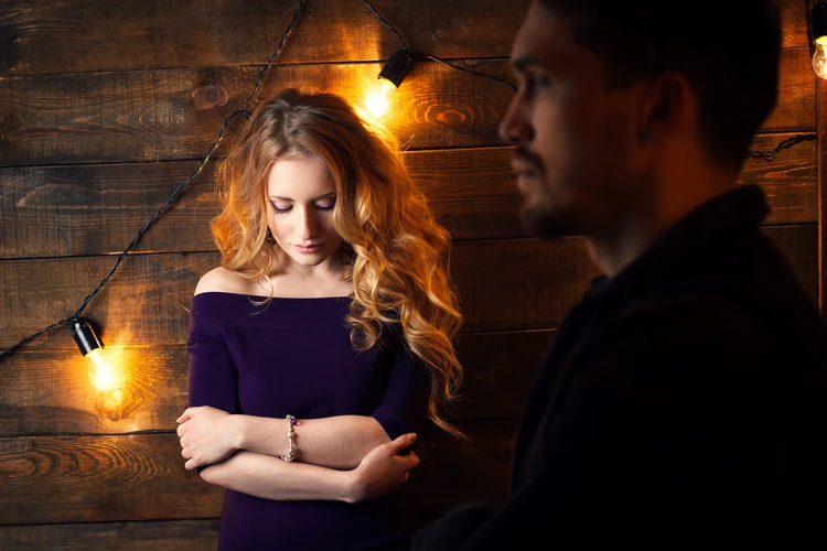 Kobieta stosująca gaslighting wobec mężczyzny