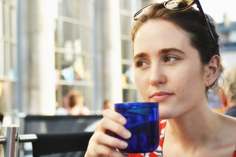 Kobieta pije napój energetyczny