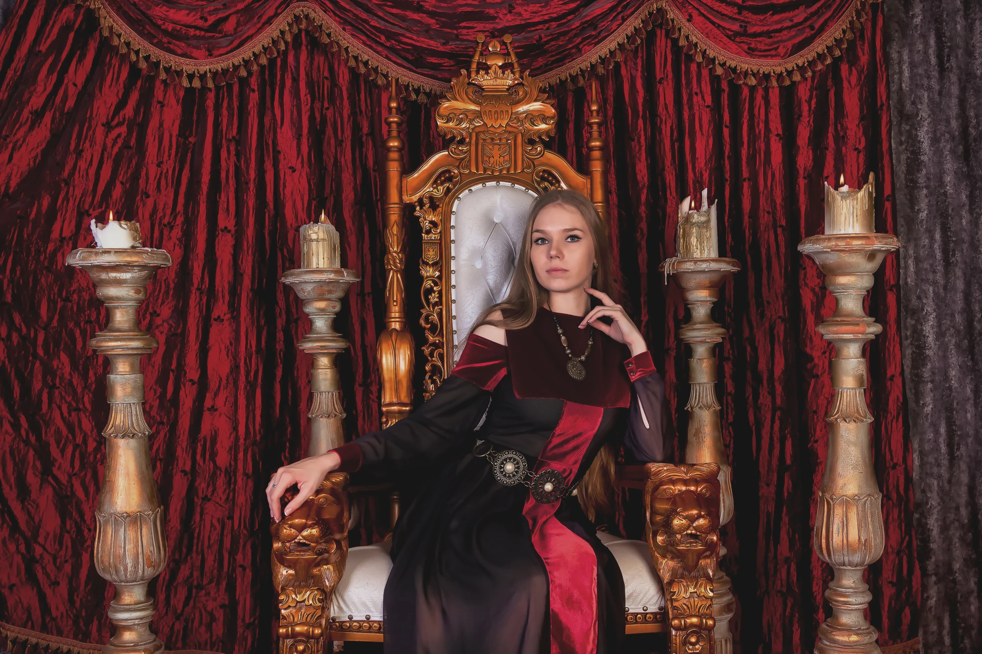 Kobieta siedząca na tronie