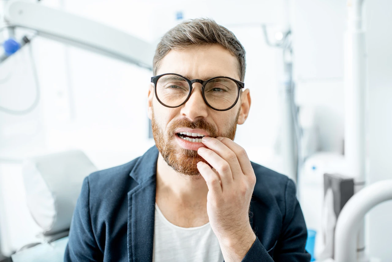 pacjent z bólem zęba u stomatologa