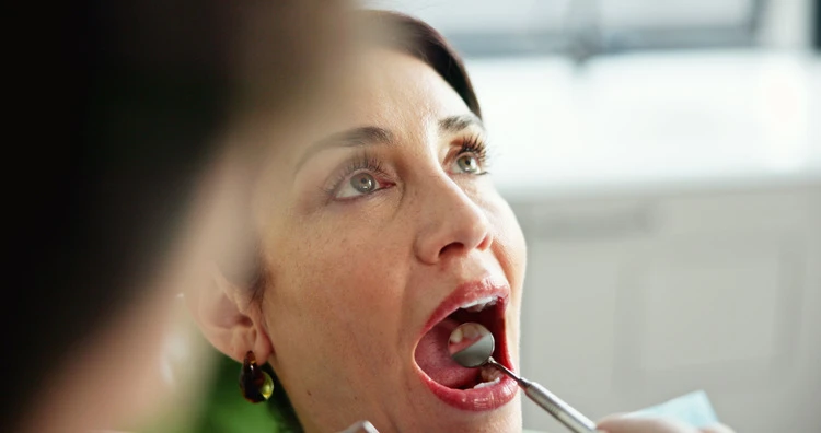 Kobieta w trakcie badania zębów