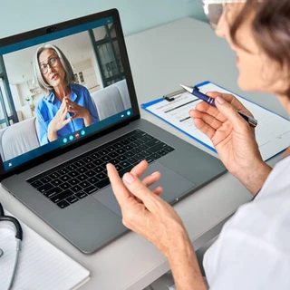 Psychiatra podczas konsultacji online przy komputerze