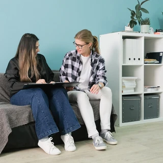 Pacjentka po diagnozie z ADHD rozmawia ze specjalistą
