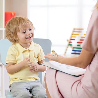 chłopiec podczas rozmowy z psychologiem