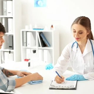 Lekarka wypełnia kartę Pacjenta