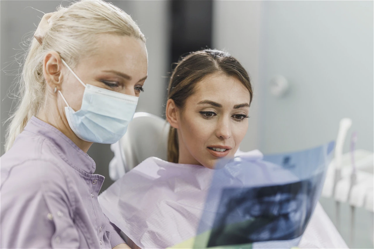 wizyta u stomatologa w celu diagnostyki torbieli zęba