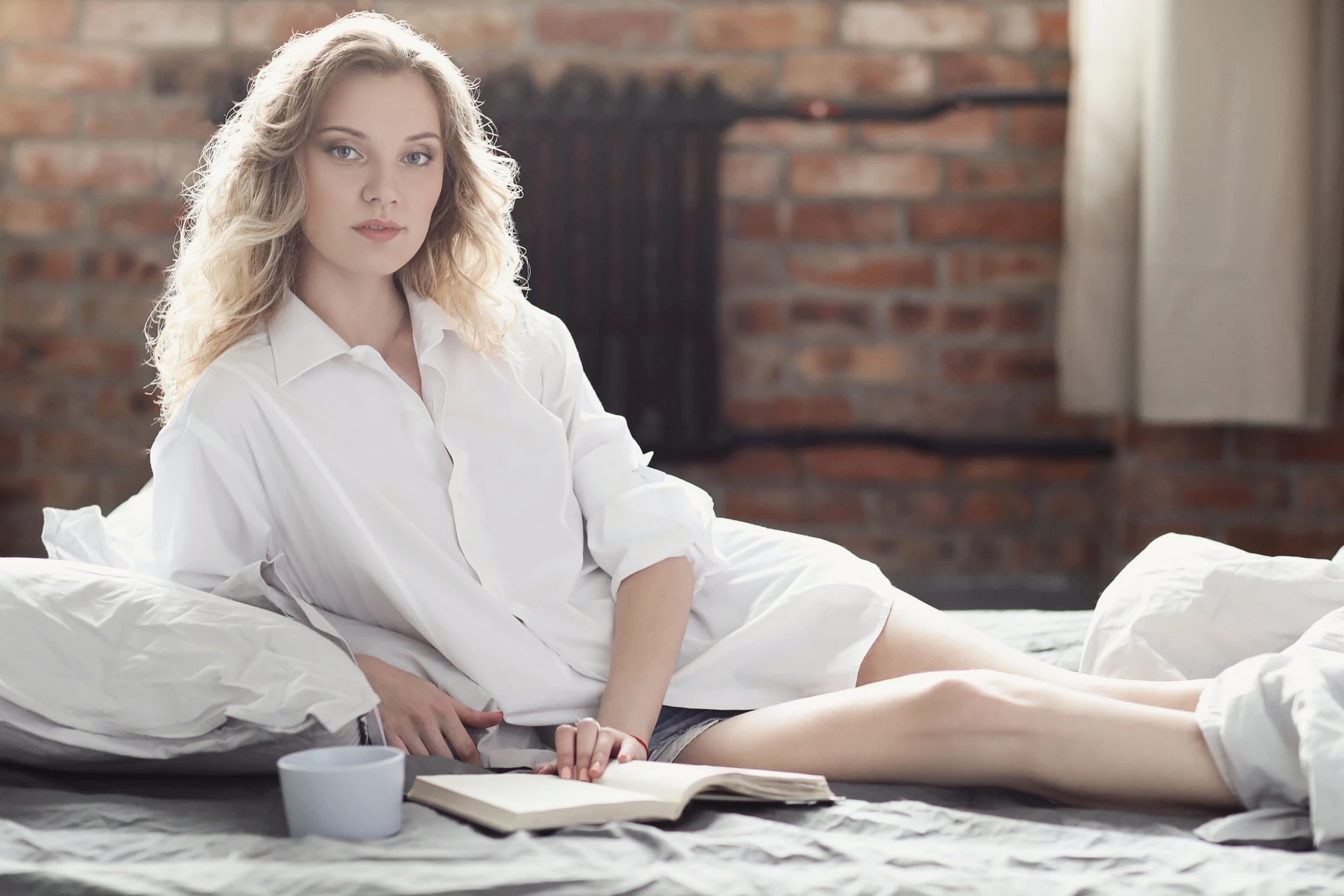 Kobieta czytająca książkę w ramach me time