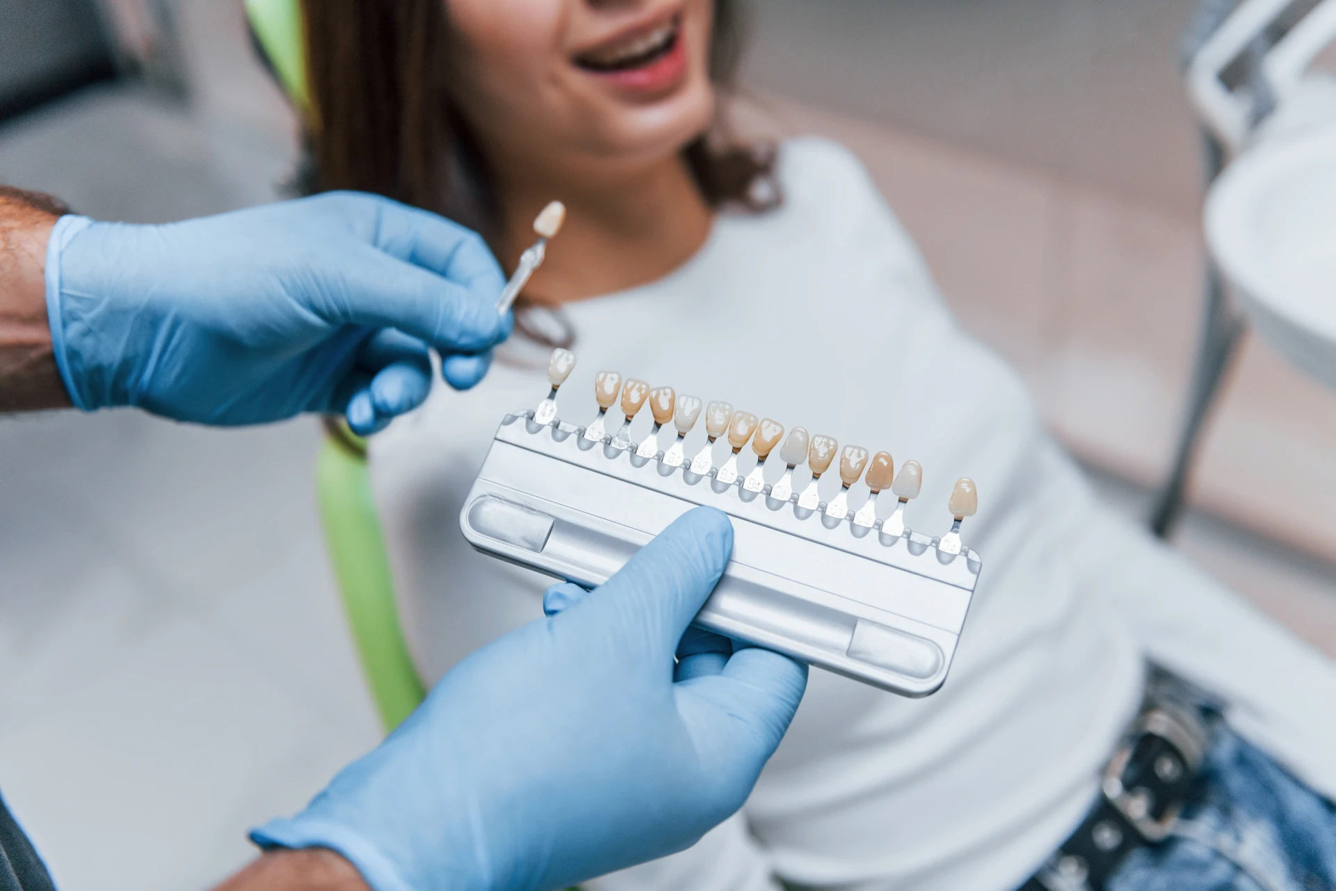 Dentysta przeprowadza procedurę wybielania zębów