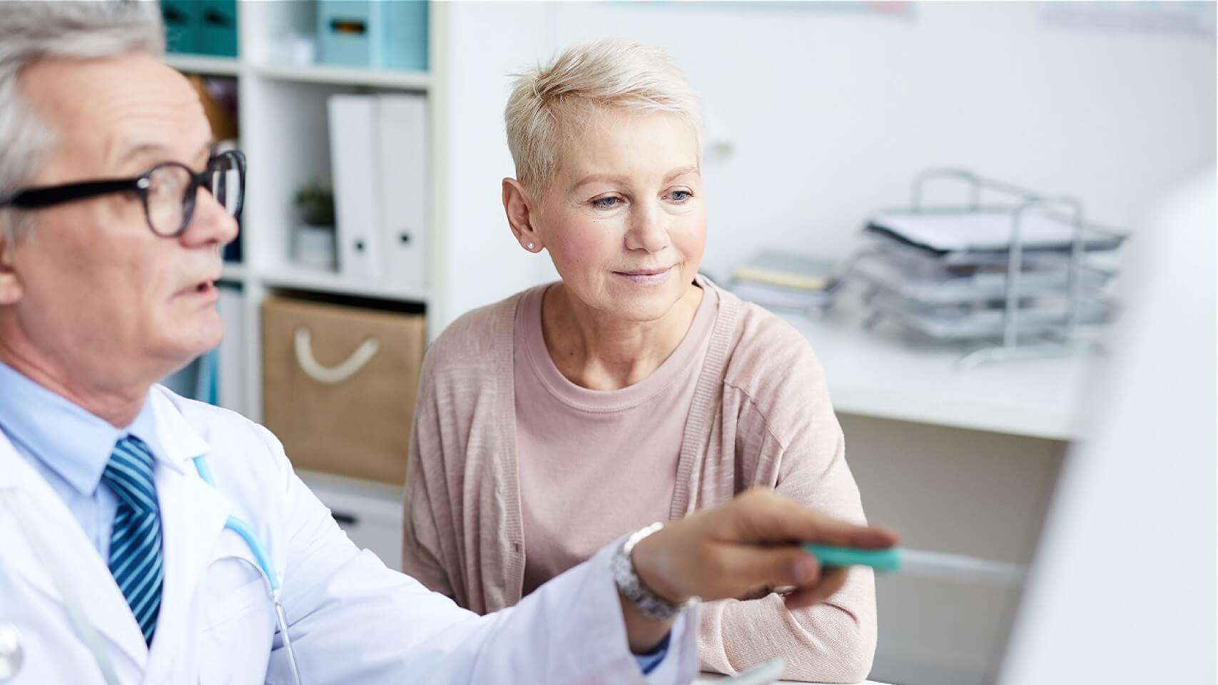 Kobieta konsultująca swoje wyniki badań z lekarzem