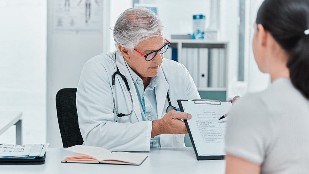 Kobieta omawiające wyniki badań kwalifikujących do zabiegu