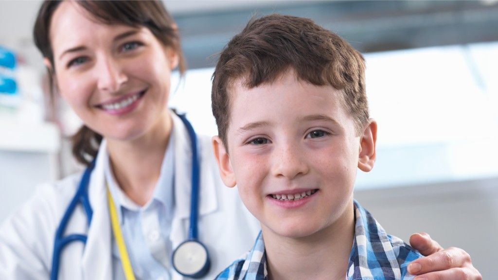 Uśmiechnięty chłopiec na wizycie pediatrycznej