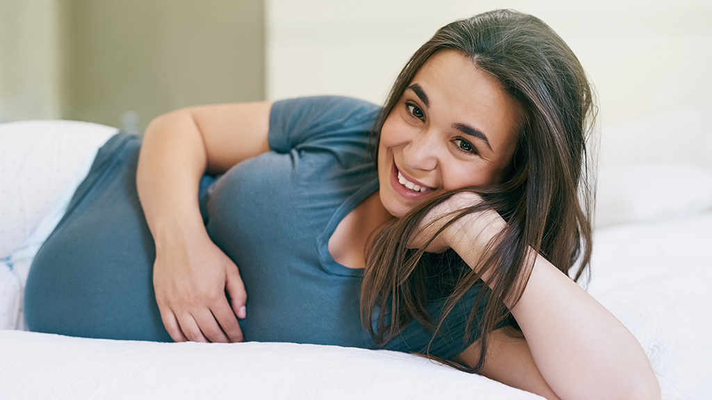 Kobieta w I trymestrze ciąży na wizycie u lekarza