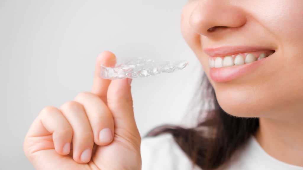 Pacjentka w trakcie przymierzania nakładek Invisalign