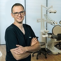 lek. dent. Damian Konieczny - Lekarz stomatolog,W trakcie specjalizacji (Chirurg szczękowo-twarzowy)