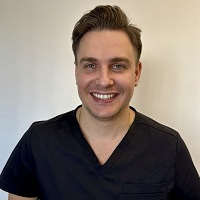 lek. stom. Maciej Jeziorski - Chirurg stomatolog,Implantolog,Ortodoncja – nakładki Invisalign