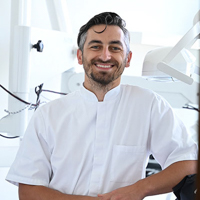 lek. stom. Paweł Łach - Lekarz stomatolog,Ortodonta,Ortodoncja – nakładki Invisalign