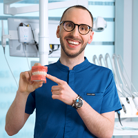 lek. dent. Sebastian Biesiadecki - Lekarz stomatolog,Ortodoncja – nakładki Invisalign,Ortodonta